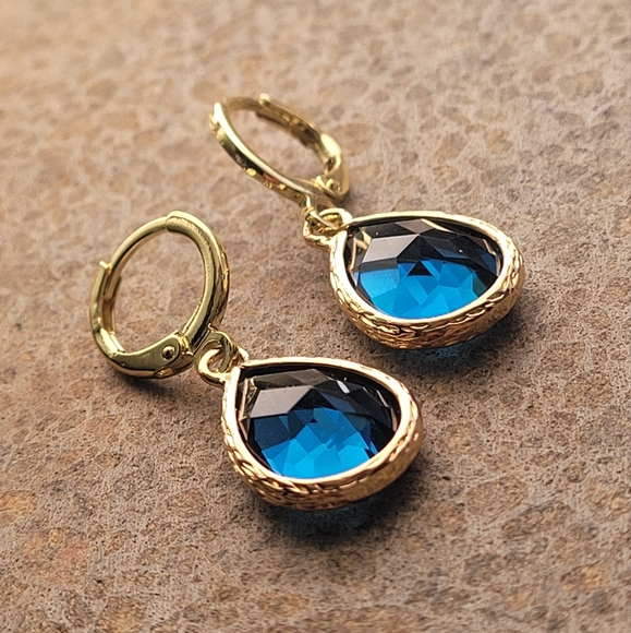 18k Tanzanite Earrings - Picture 3 of 5